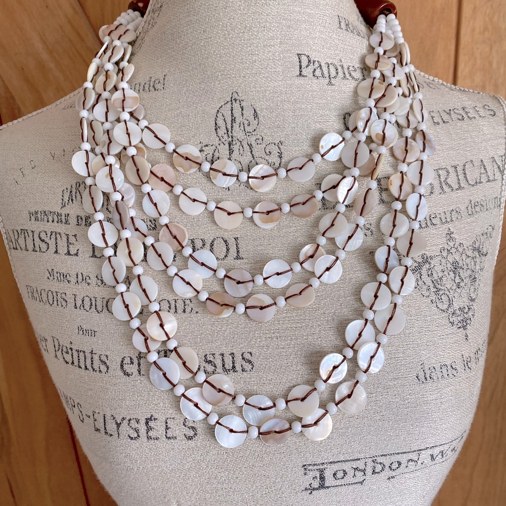 NWT dramatic mother of pearl necklace